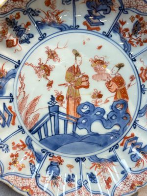 Two Chinese Imari-style plates and a dish with figural design, Kangxi — photo 10