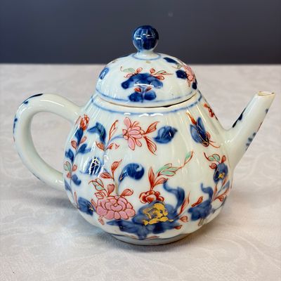 Two Chinese Imari-style teapots and a tea caddy — photo 4