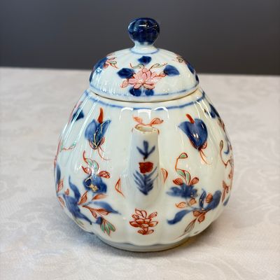 Two Chinese Imari-style teapots and a tea caddy — photo 5