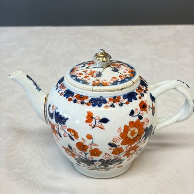Two Chinese Imari-style teapots and a tea caddy — photo 18