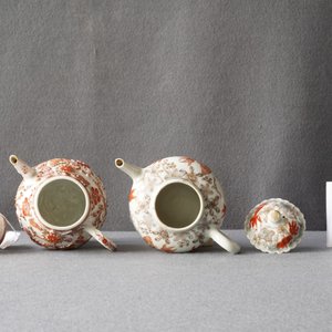 Two Chinese iron red and gilt relief-decorated teapots and one stand, Kangxi/Yongzheng — 照片 12