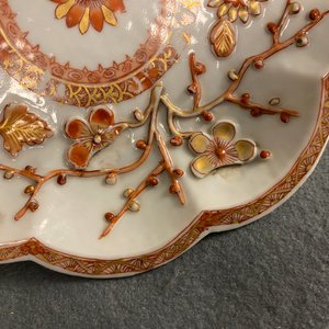Two Chinese iron red and gilt relief-decorated teapots and one stand, Kangxi/Yongzheng — 照片 20