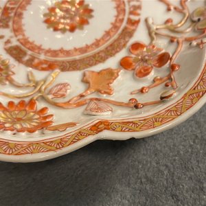 Two Chinese iron red and gilt relief-decorated teapots and one stand, Kangxi/Yongzheng — 照片 23