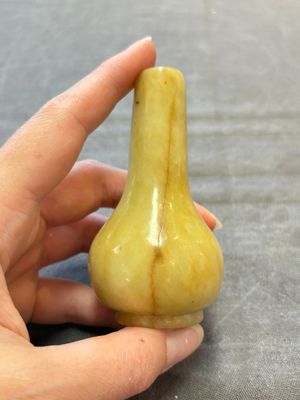 Two Chinese jade miniature bottle vases, probably Qing — 照片 1