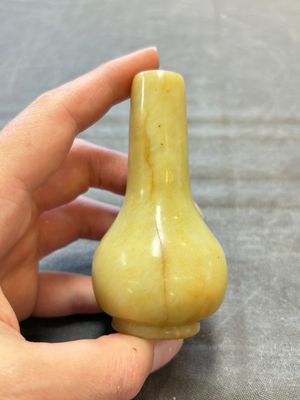 Two Chinese jade miniature bottle vases, probably Qing — 照片 3