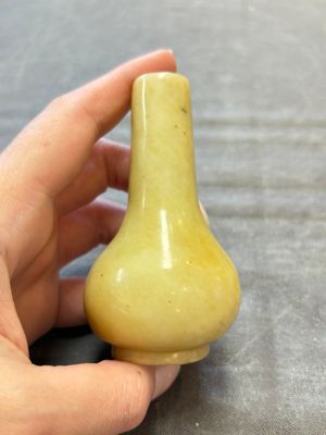 Two Chinese jade miniature bottle vases, probably Qing — 照片 4