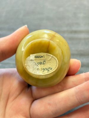 Two Chinese jade miniature bottle vases, probably Qing — 照片 6