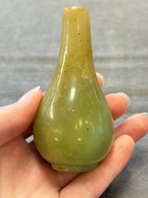 Two Chinese jade miniature bottle vases, probably Qing — 照片 8