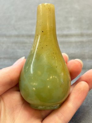 Two Chinese jade miniature bottle vases, probably Qing — 照片 9