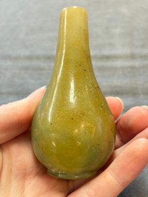 Two Chinese jade miniature bottle vases, probably Qing — 照片 10