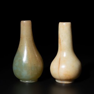 Two Chinese jade miniature bottle vases, probably Qing — 照片 1