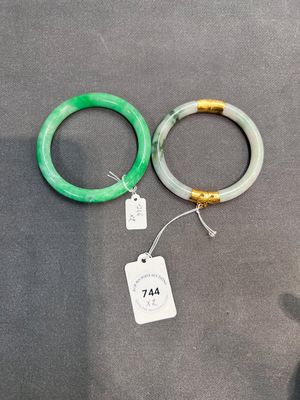 Two Chinese jadeite bracelets, one with 14K gold mounts, 19/20th C. — foto 1