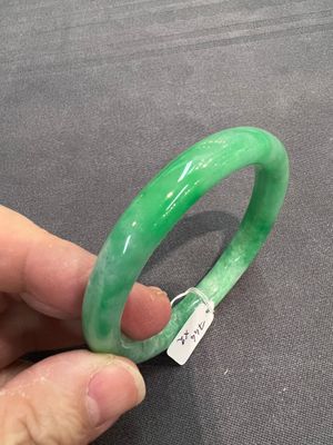 Two Chinese jadeite bracelets, one with 14K gold mounts, 19/20th C. — foto 11