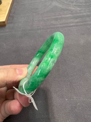 Two Chinese jadeite bracelets, one with 14K gold mounts, 19/20th C. — foto 12