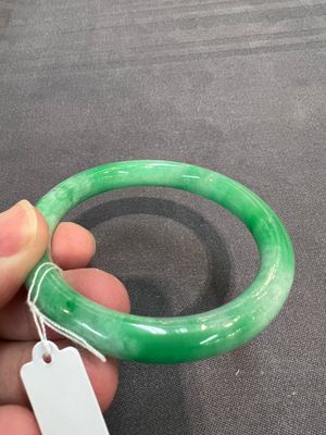 Two Chinese jadeite bracelets, one with 14K gold mounts, 19/20th C. — foto 14