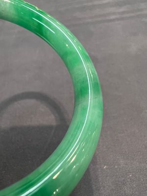 Two Chinese jadeite bracelets, one with 14K gold mounts, 19/20th C. — foto 15