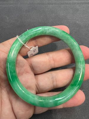 Two Chinese jadeite bracelets, one with 14K gold mounts, 19/20th C. — foto 16