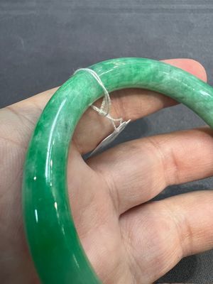 Two Chinese jadeite bracelets, one with 14K gold mounts, 19/20th C. — foto 17