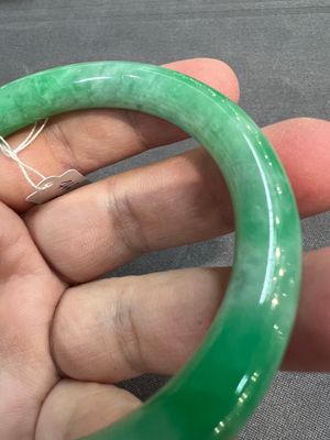 Two Chinese jadeite bracelets, one with 14K gold mounts, 19/20th C. — foto 18