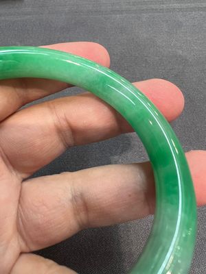 Two Chinese jadeite bracelets, one with 14K gold mounts, 19/20th C. — foto 19
