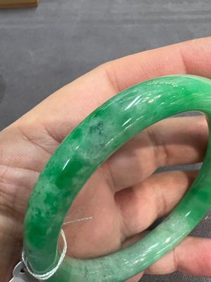 Two Chinese jadeite bracelets, one with 14K gold mounts, 19/20th C. — foto 20