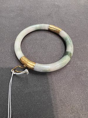 Two Chinese jadeite bracelets, one with 14K gold mounts, 19/20th C. — foto 2