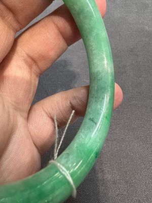 Two Chinese jadeite bracelets, one with 14K gold mounts, 19/20th C. — foto 21