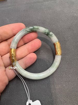 Two Chinese jadeite bracelets, one with 14K gold mounts, 19/20th C. — foto 3