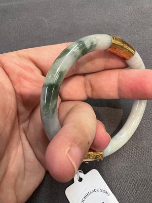 Two Chinese jadeite bracelets, one with 14K gold mounts, 19/20th C. — foto 5