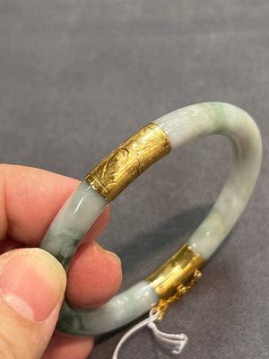 Two Chinese jadeite bracelets, one with 14K gold mounts, 19/20th C. — foto 6