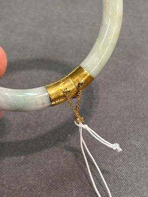 Two Chinese jadeite bracelets, one with 14K gold mounts, 19/20th C. — foto 7