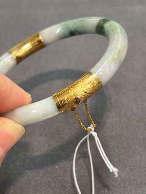 Two Chinese jadeite bracelets, one with 14K gold mounts, 19/20th C. — foto 8