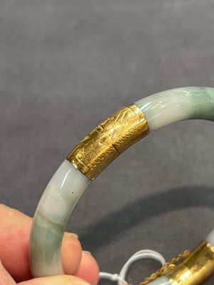 Two Chinese jadeite bracelets, one with 14K gold mounts, 19/20th C. — foto 9