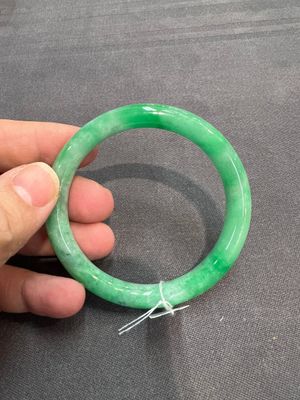 Two Chinese jadeite bracelets, one with 14K gold mounts, 19/20th C. — foto 10