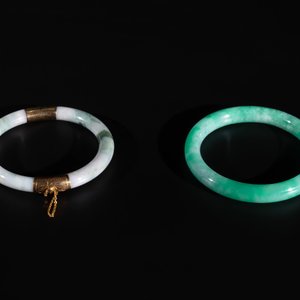 Two Chinese jadeite bracelets, one with 14K gold mounts, 19/20th C. — foto 2