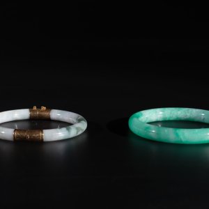 Two Chinese jadeite bracelets, one with 14K gold mounts, 19/20th C. — foto 3