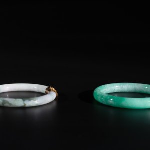 Two Chinese jadeite bracelets, one with 14K gold mounts, 19/20th C. — foto 4