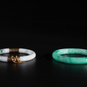 Two Chinese jadeite bracelets, one with 14K gold mounts, 19/20th C. — foto 5