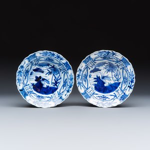 Two Chinese 'Kraak' blue and white 'Grasshopper' klapmuts bowls — foto 1