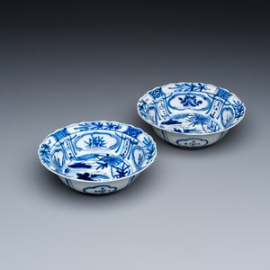 Two Chinese 'Kraak' blue and white 'Grasshopper' klapmuts bowls — foto 2