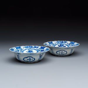 Two Chinese 'Kraak' blue and white 'Grasshopper' klapmuts bowls — foto 3