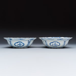 Two Chinese 'Kraak' blue and white 'Grasshopper' klapmuts bowls — foto 4