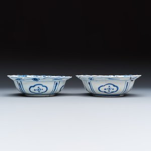 Two Chinese 'Kraak' blue and white 'Grasshopper' klapmuts bowls — foto 5