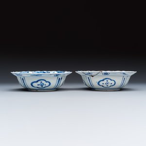 Two Chinese 'Kraak' blue and white 'Grasshopper' klapmuts bowls — foto 6