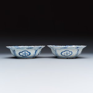 Two Chinese 'Kraak' blue and white 'Grasshopper' klapmuts bowls — foto 7