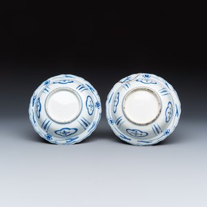 Two Chinese 'Kraak' blue and white 'Grasshopper' klapmuts bowls — foto 8