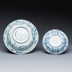 Two Chinese 'Kraak' blue and white klapmuts bowls with ducks and a grasshopper — photo 2
