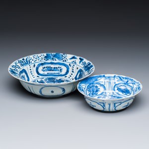 Two Chinese 'Kraak' blue and white klapmuts bowls with ducks and a grasshopper — photo 3