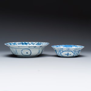 Two Chinese 'Kraak' blue and white klapmuts bowls with ducks and a grasshopper — photo 5