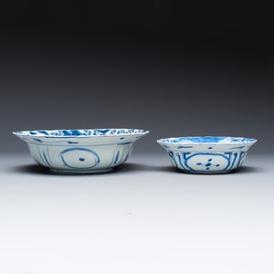 Two Chinese 'Kraak' blue and white klapmuts bowls with ducks and a grasshopper — photo 7